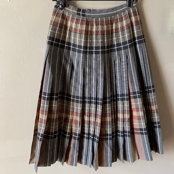 HIGHLAND QUEEN Vintage Reversible, Pleated Skirt; EUC - Picture 5 of 8